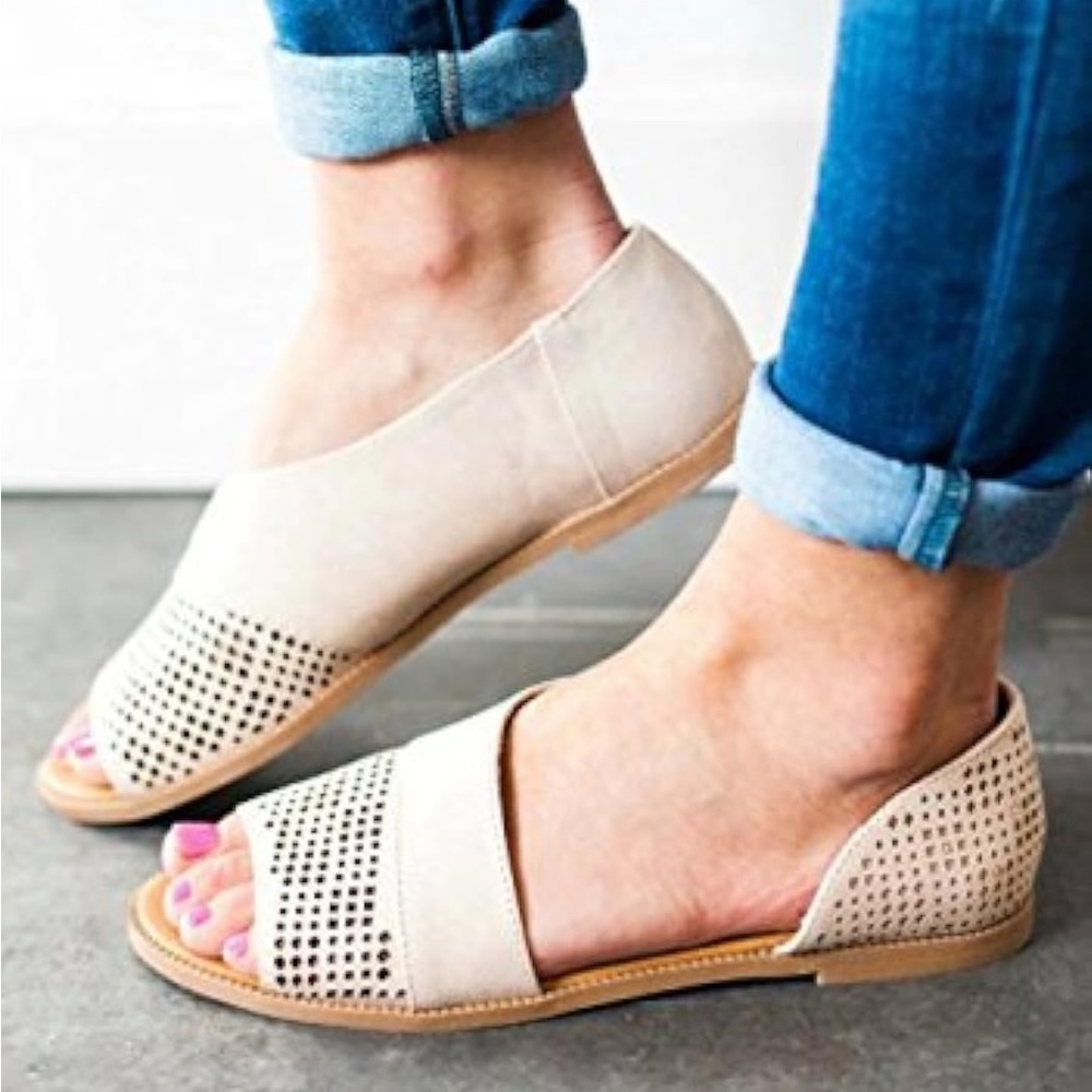 UGC Women’s Open Toe Flat Beige Sandals. Size 7.5 B(M) US
